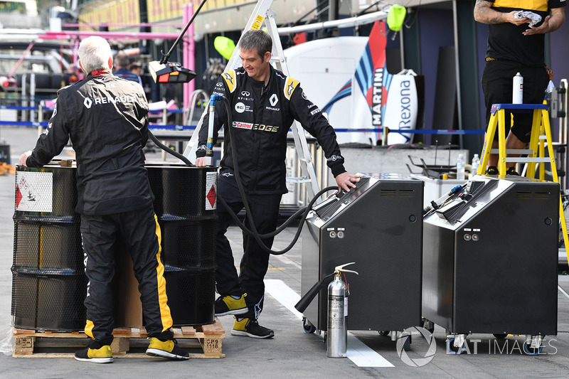 Meccanici del Team Renault Sport F1