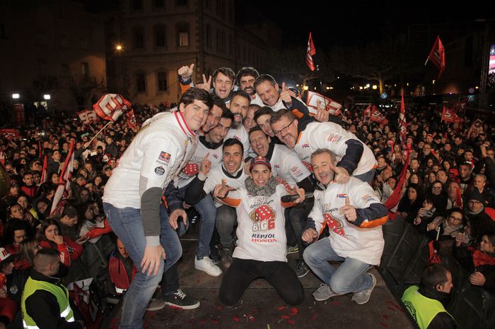 Celebración Marc Márquez en Cervera con todo su equipo