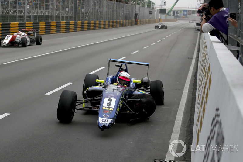 Ferdinand Habsburg, Carlin, Dallara Volkswagen después del accidente en la última curva