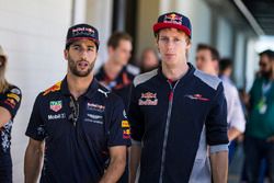 Daniel Ricciardo, Red Bull Racing y Brendon Hartley, Scuderia Toro Rosso en el desfile de pilotos