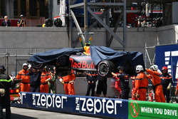 Marshals recover the crashed car of Max Verstappen, Red Bull Racing RB14