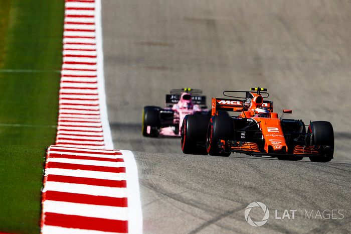 Stoffel Vandoorne, McLaren MCL32, Esteban Ocon, Sahara Force India F1 VJM10