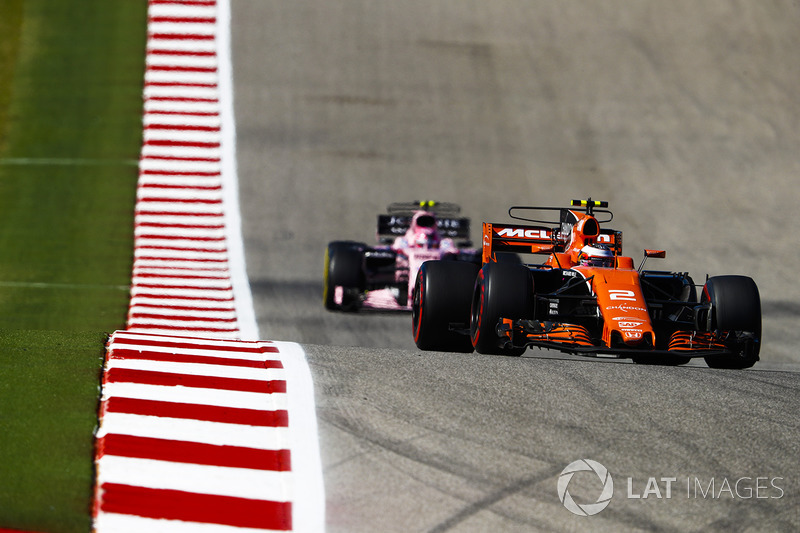 Stoffel Vandoorne, McLaren MCL32, Esteban Ocon, Sahara Force India F1 VJM10