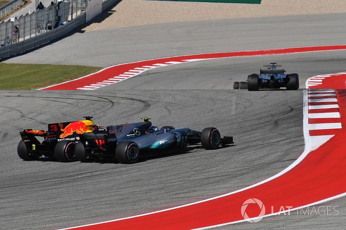 Valtteri Bottas, Mercedes-Benz F1 W08  y Daniel Ricciardo, Red Bull Racing RB13 battle