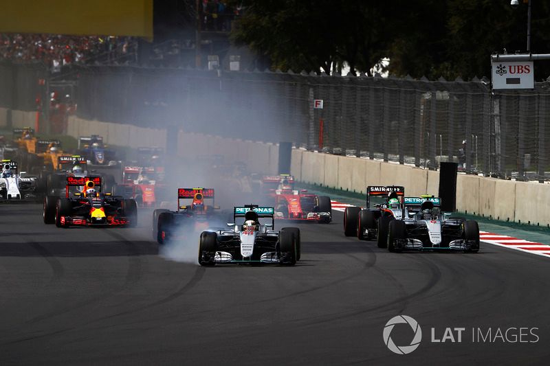 Lewis Hamilton, Mercedes F1 W07 Hybrid, bloquea los frenos en la arrancada en la lucha con Nico Rosberg, Mercedes F1 W07 Hybrid, Max Verstappen, Red Bull Racing RB12 TAG Heuer, Nico Hulkenberg, Force India VJM09 Mercedes, Daniel Ricciardo, Red Bull Racing RB12 TAG Heuer