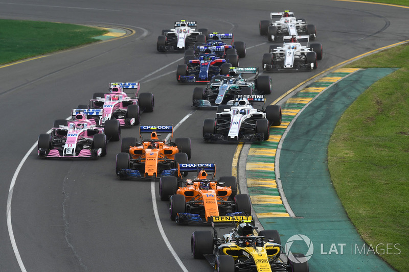 Carlos Sainz Jr., Renault Sport F1 Team R.S. 18 and Fernando Alonso, McLaren MCL33 at the start of t