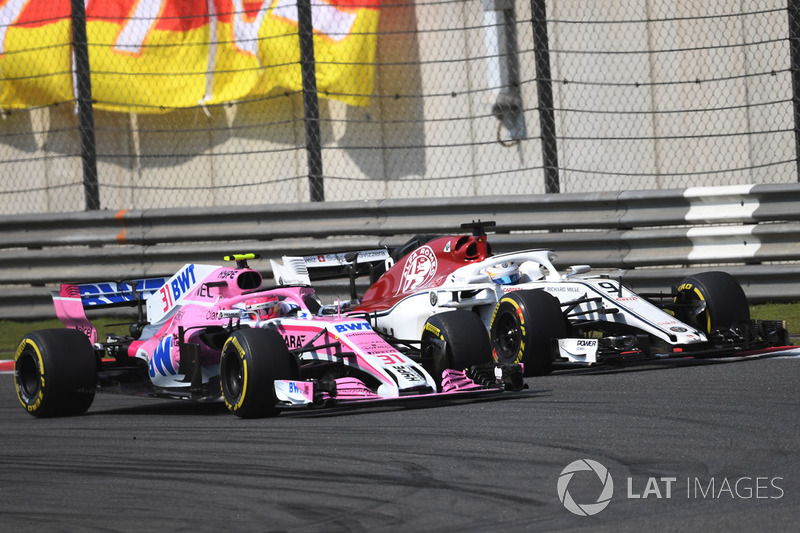 Marcus Ericsson, Sauber C37 en Esteban Ocon, Force India VJM11