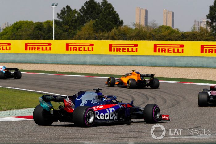 Stoffel Vandoorne, McLaren MCL33 Renault, lidera a Marcus Ericsson, Sauber C37 Ferrari, y a Brendon Hartley, Toro Rosso STR13 Honda
