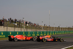 Max Verstappen, Red Bull Racing RB14 et Kimi Raikkonen, Ferrari SF71H en bataille