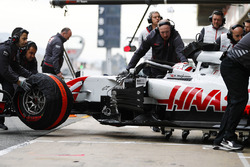 Kevin Magnussen, Haas F1 Team, è accompagnato dai meccanici in pit lane
