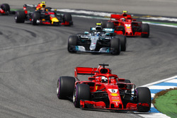 Sebastian Vettel, Ferrari SF71H, devant Valtteri Bottas, Mercedes AMG F1 W09, Kimi Raikkonen, Ferrari SF71H, et Max Verstappen, Red Bull Racing RB14
