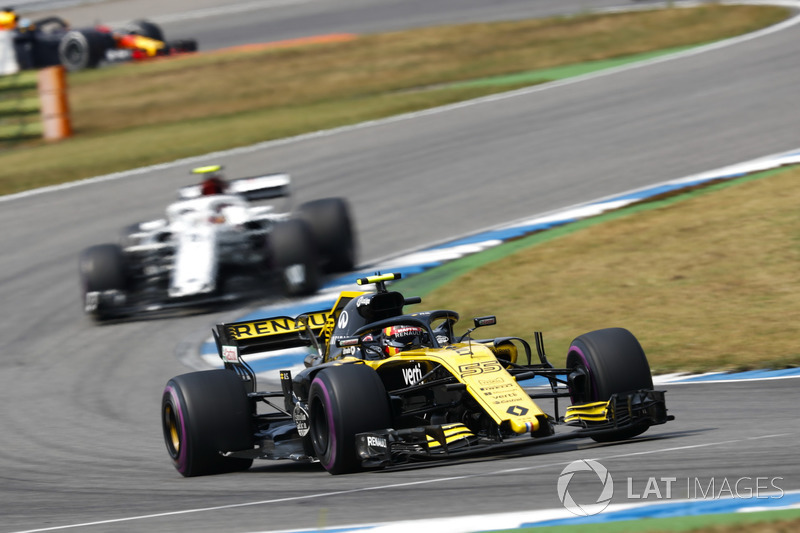 Carlos Sainz Jr., Renault Sport F1 Team R.S. 18, Charles Leclerc, Sauber C37