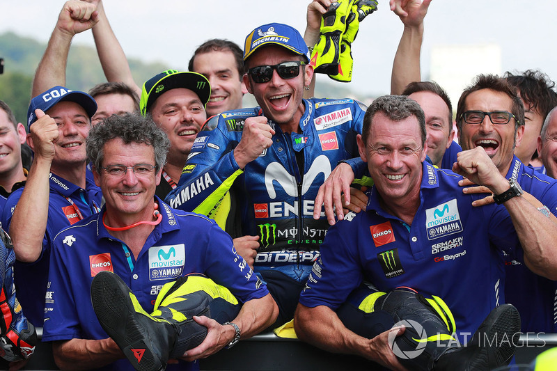 Друге місце Валентино Россі, Yamaha Factory Racing