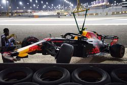 El coche chocado de Max Verstappen, Red Bull Racing RB14 es removido