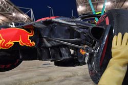 El coche chocado de Max Verstappen, Red Bull Racing RB14 es removido