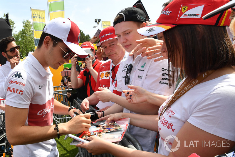 Charles Leclerc, Sauber, firma autografi ai tifosi