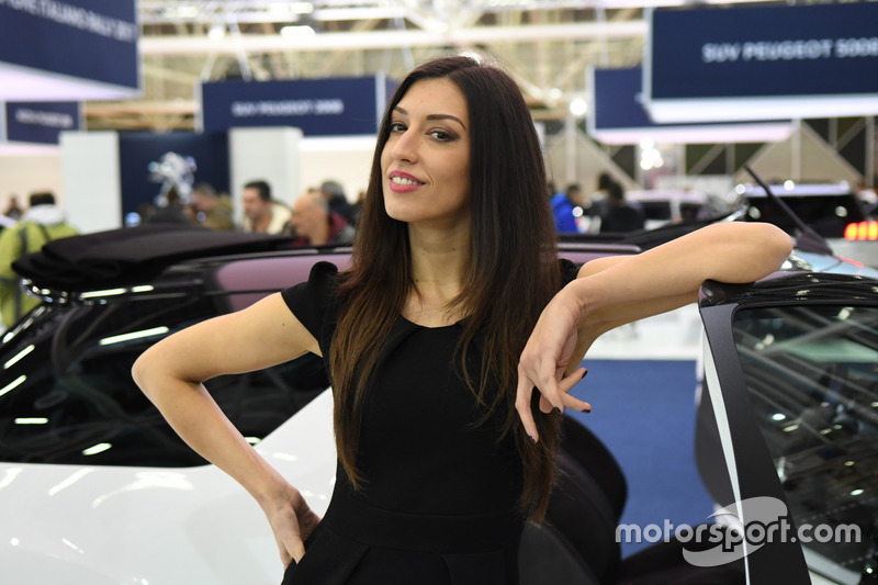 Las chicas en el Salón del Automóvil de Bolonia 2017