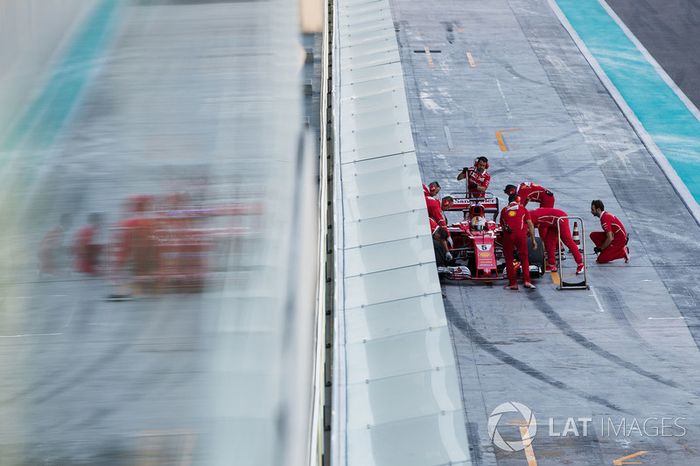 Sebastian Vettel, Ferrari SF70H, es atendido por el equipo