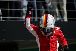Il vincitore della gara Sebastian Vettel, Ferrari, festeggia nel parco chiuso