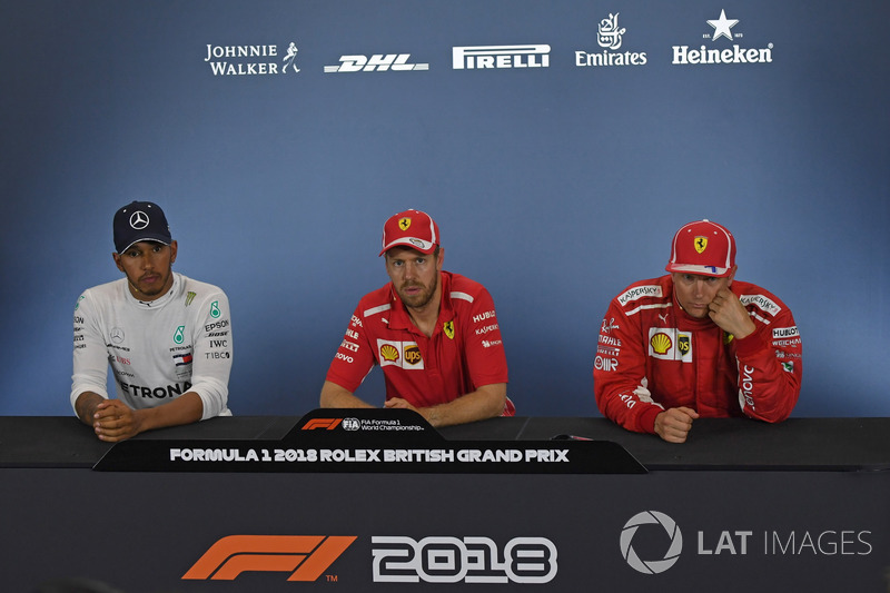 Lewis Hamilton, Mercedes-AMG F1, Sebastian Vettel, Ferrari, Kimi Raikkonen, Ferrari, nella conferenza stampa
