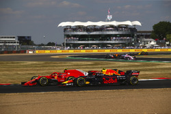 Kimi Raikkonen, Ferrari SH71H y Max Verstappen, Red Bull Racing RB14