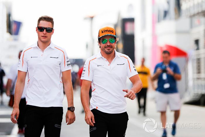 Stoffel Vandoorne, McLaren, y Fernando Alonso, McLaren
