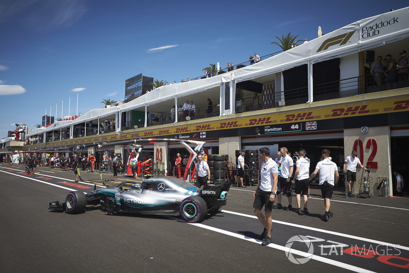 Valtteri Bottas, Mercedes AMG F1 W09, verlaat de garage