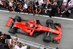 Il vincitore della gara Sebastian Vettel, Ferrari SF71H, arriva nel parco chiuso