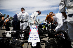 Sergey Sirotkin, Williams Racing, arrives on the grid