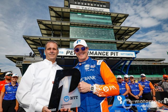 El ganador de la pole, Scott Dixon, Chip Ganassi Racing Honda, celebra su premio a la pole con Kirk Gillette de NTT Data