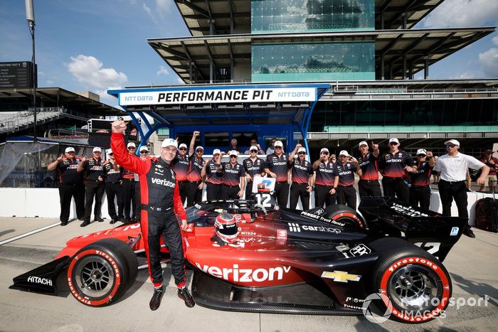Ganador de la pole Will Power, Equipo Penske Chevrolet con el equipo