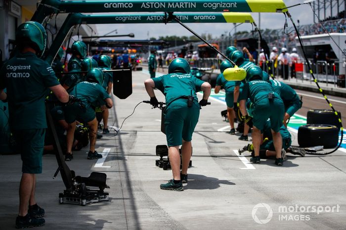 El equipo de boxes de Aston Martin se prepara para una parada en pits
