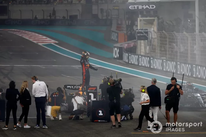 Max Verstappen, Red Bull Racing, 1ª posición, lo celebra en la parrilla tras la carrera