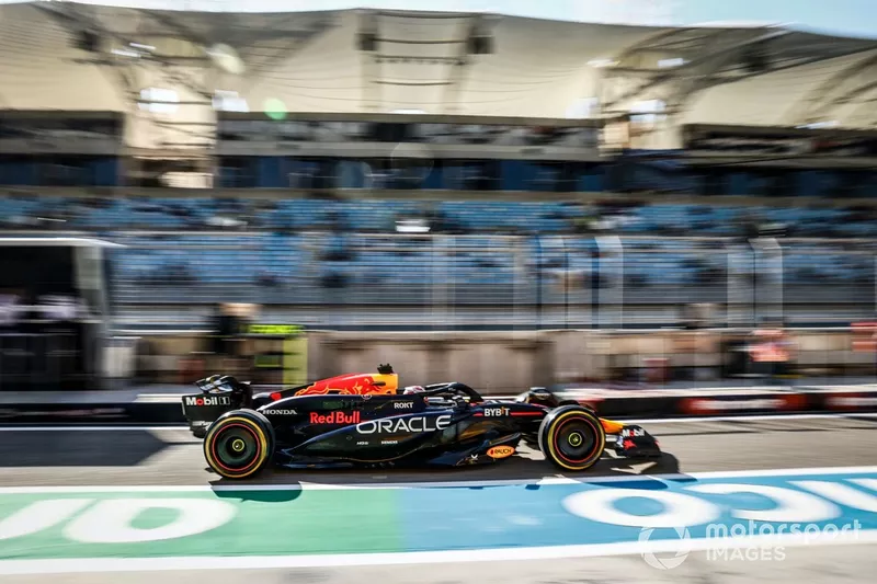 Max Verstappen, Red Bull Racing RB20, dans la voie des stands 