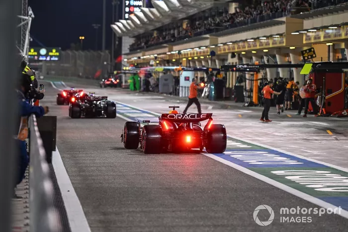 Max Verstappen, Red Bull Racing RB20 dans la voie des stands 