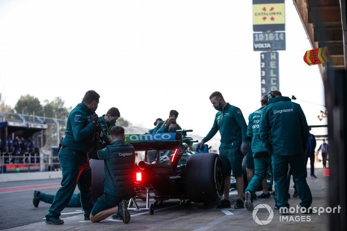 Mecánicos en el pitlane con Sebastian Vettel, Aston Martin AMR22