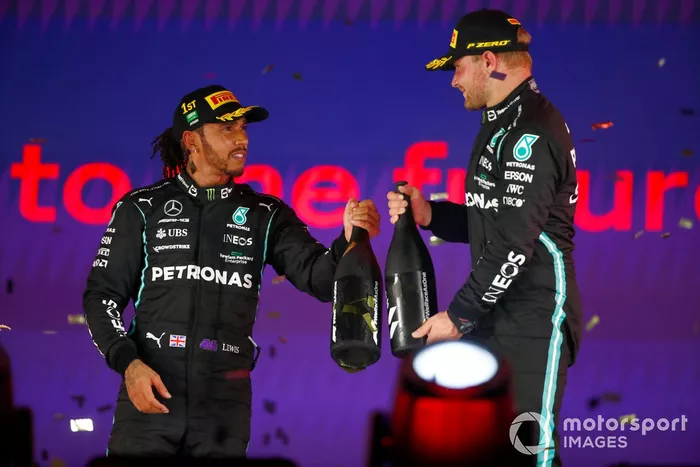 Podio: ganador Lewis Hamilton, Mercedes, y tercer lugar Valtteri Bottas, Mercedes