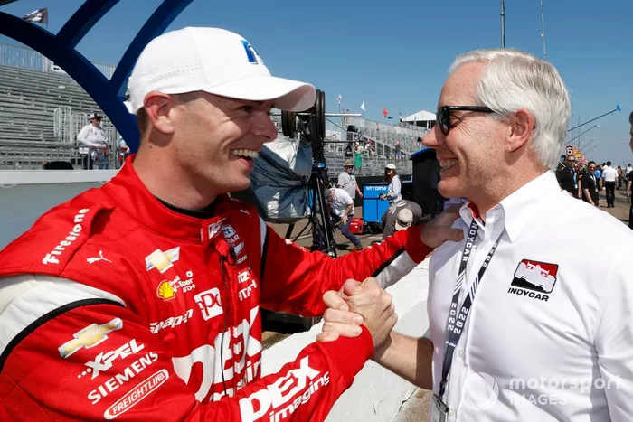 El piloto de la pole Scott McLaughlin, del equipo Penske Chevrolet, celebra su pole position con Bud Denker, del equipo Penske