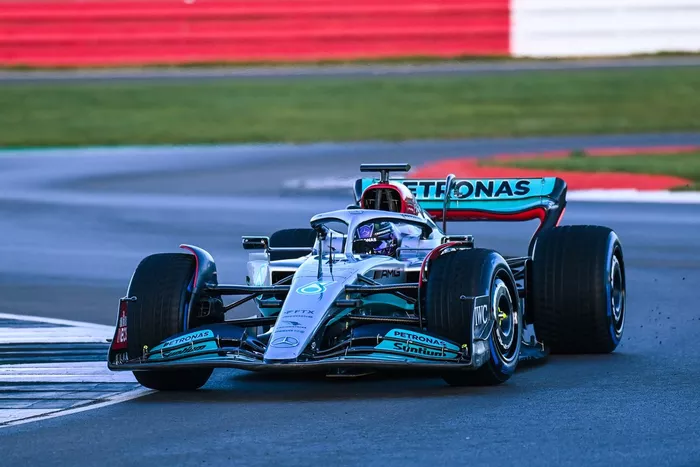 Lewis Hamilton, Mercedes W13
