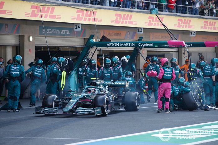 Sebastian Vettel, Aston Martin AMR21, sale de pits