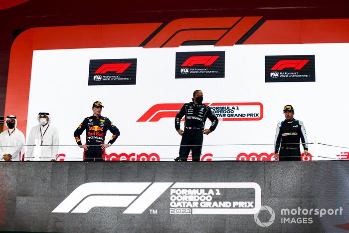 Podio: segundo lugar Max Verstappen, Red Bull Racing, ganador Lewis Hamilton, Mercedes, tercer lugar Fernando Alonso, Alpine F1