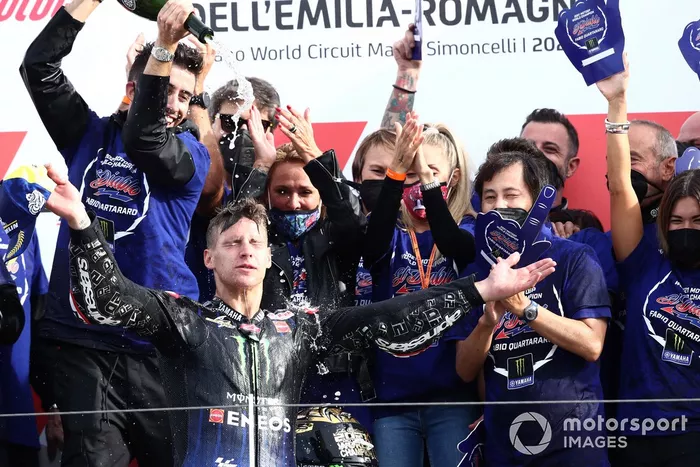 El campeón del mundo Fabio Quartararo, Yamaha Factory Racing, celebra con su equipo