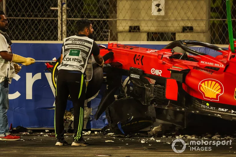 I marshal rimuovono l'auto di Charles Leclerc, Ferrari SF21, dal circuito