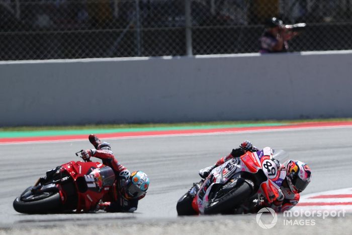 Pedro Acosta, Red Bull GASGAS Tech3 se cae detrás de Jorge Martín, Pramac Racing
