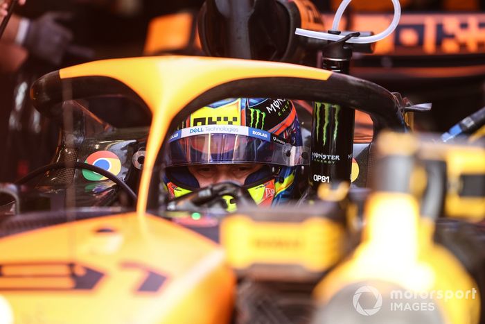 Oscar Piastri, McLaren F1 Team, en el cockpit 