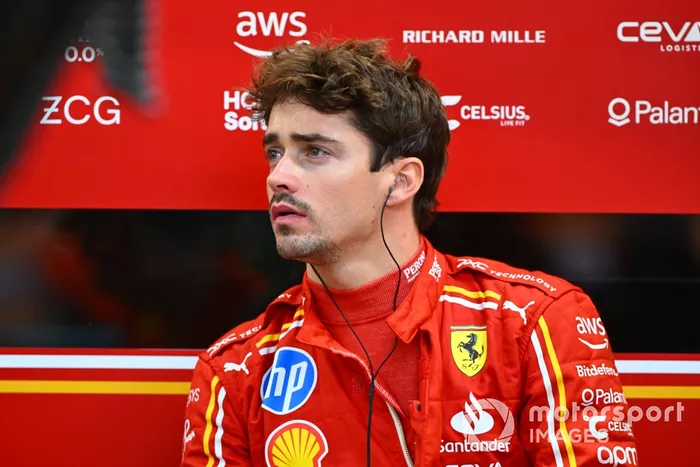 Charles Leclerc, Scuderia Ferrari, en el garaje 