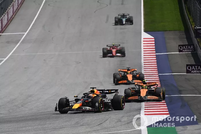 Max Verstappen, Red Bull Racing RB20, Lando Norris, McLaren MCL38, Oscar Piastri, McLaren MCL38