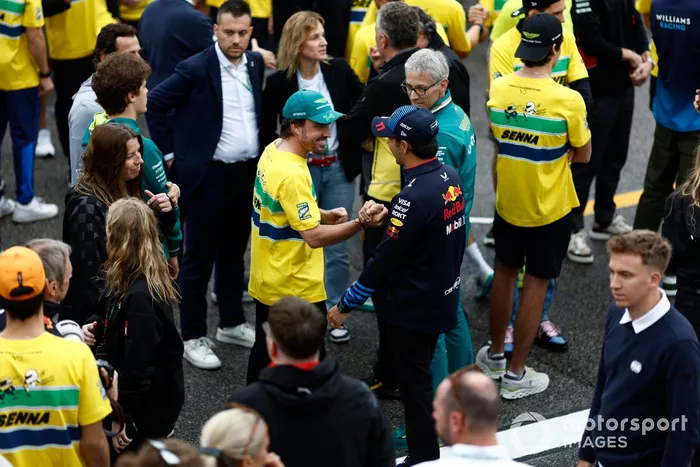 Fernando Alonso, Aston Martin F1 Team, Sergio Perez, Red Bull Racing, antes da corrida em memória de Senna