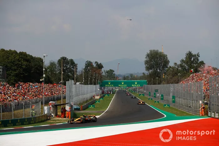 Lando Norris, McLaren MCL38 Oscar Piastri, McLaren MCL38