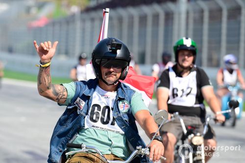 Paseo en ciclomotor 50cc de época